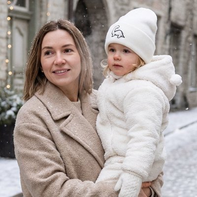 Bonnet bebe blanc avec maman souriant