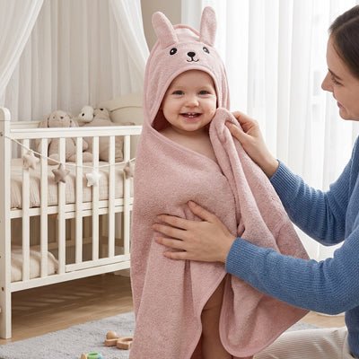 cape de bain pour bebe rose avec maman