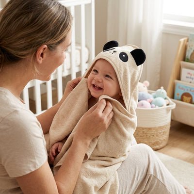 cape de bain pour bebe souriant avec maman beize