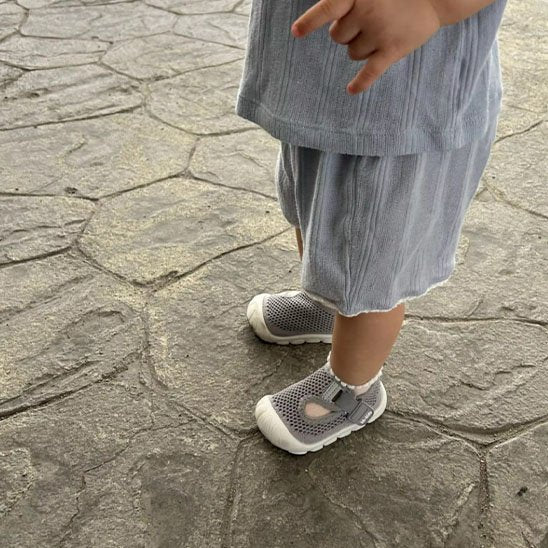 chaussure bebe gris pied