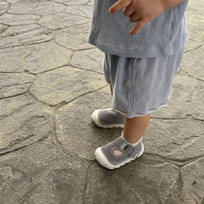 chaussure bebe gris pied