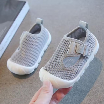 chaussure bebe gris main