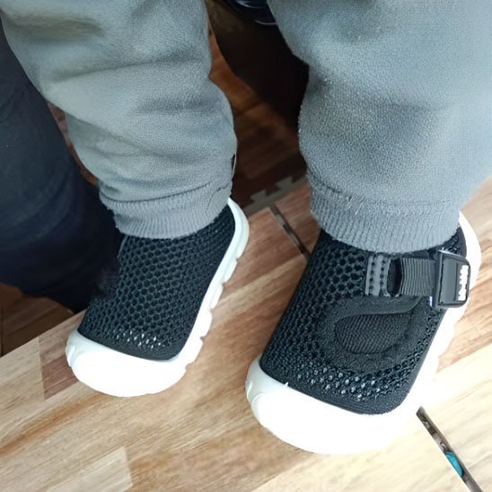 chaussure bebe noir avec pieds