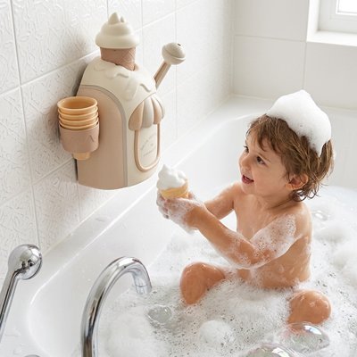 Jouet baignoire bebe jouant avec mousse