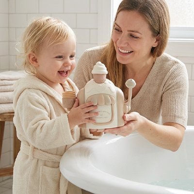 Jouet baignoire bebe souriant avec maman