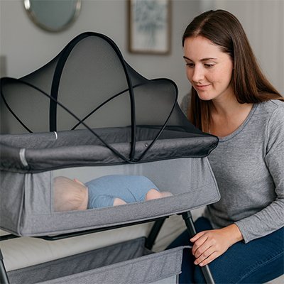 moustiquaire bebe lit gris et noir avec maman souriante