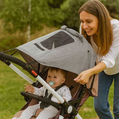 parasol pour poussette gris avec maman